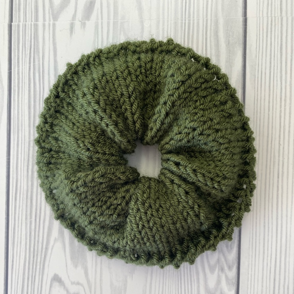 Crocheted scrunchie! Super cute and handmade💜